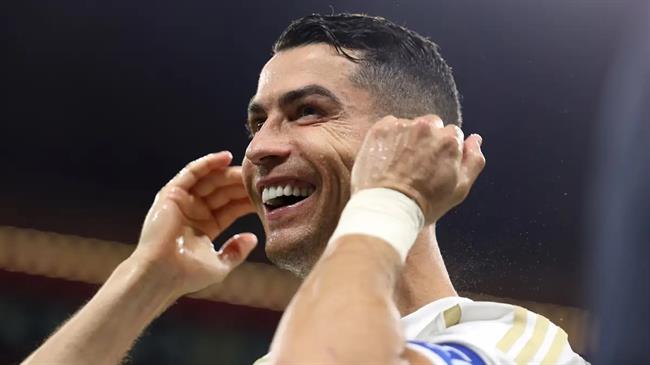 Ronaldo từng tặng iPhone và Apple Watch cho toàn bộ nhân viên Real Madrid