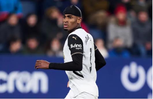 Arsenal dang quyet tam chieu mo Cristhian Mosquera.