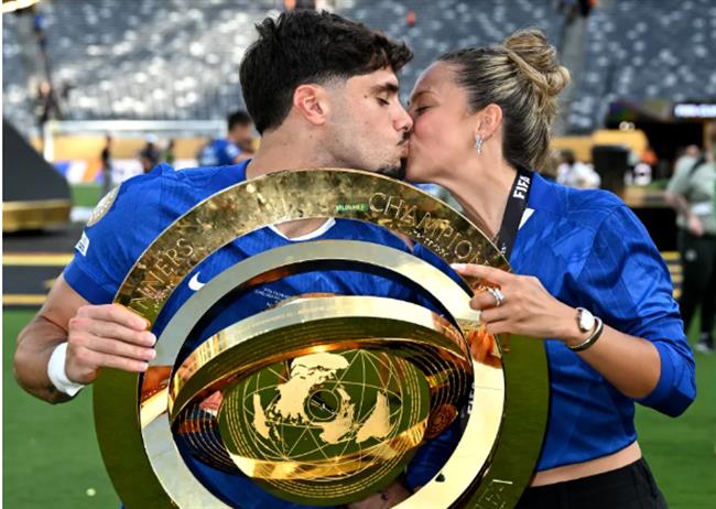 Pedro Neto khóa môi bạn gái cùng chức vô địch FIFA Club World Cup 2025