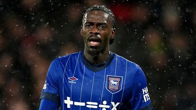 Axel Tuanzebe kiện Man United vì sơ suất y tế