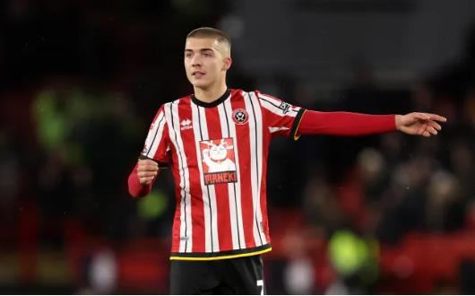 Chelsea dang dam phan de ban Alfie Gilchrist o He 2025.