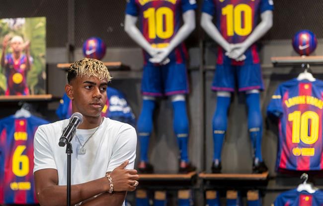 Lamine Yamal không ngại áp lực khi mặc áo số 10 của Barca