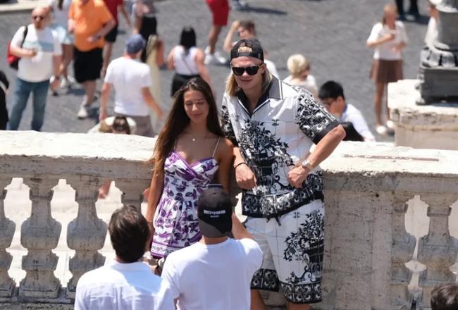 Bạn gái Erling Haaland khoe thân hình gợi cảm