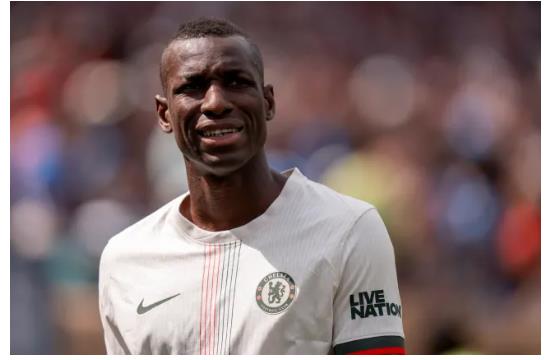 MU duoc khuyen suy nghi ky vu chieu mo  Nicolas Jackson.