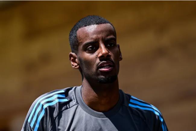 Tại sao Alexander Isak vắng mặt trong trận giao hữu giữa Newcastle và Celtic?