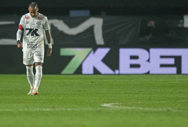 Neymar ăn mừng, đá hỏng cột cờ góc dù bóng chưa vào lưới