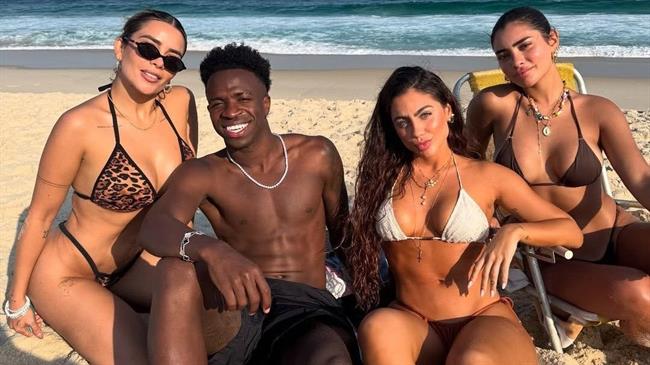 Vinicius Junior vui ve ben nhieu phu nu bi an o tiec sinh nhat.