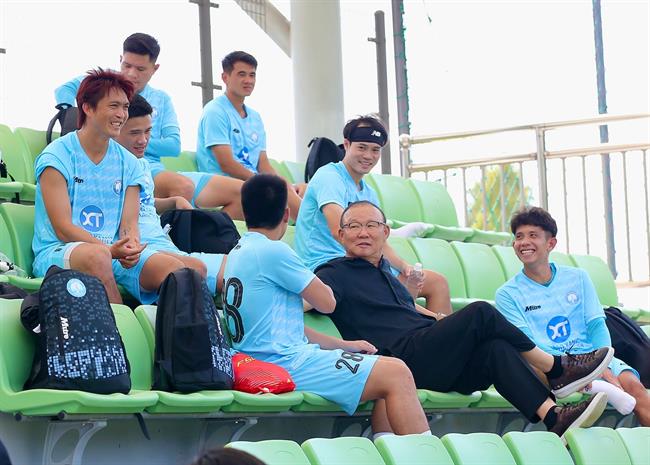 HLV Park Hang Seo vui mừng khi gặp lại Văn Toàn và đồng đội tại Hàn Quốc