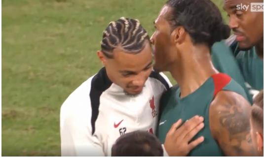 Virgil van Dijk nhắn gửi đến tân binh Hugo Ekitike. Virgil van Dijk nhan gui den tan binh Hugo Ekitike.