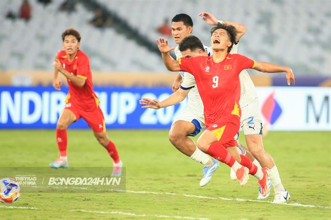 Trọng tài đuổi nhầm cầu thủ U23 Philippines sau pha chơi xấu U23 Việt Nam