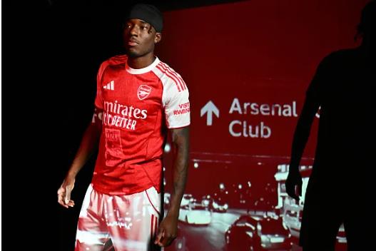 Myles Lewis-Skelly trong mau ao Arsenal.