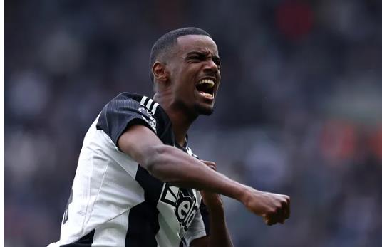 Alexander Isak co the roi Newcastle United vao mua he nay.