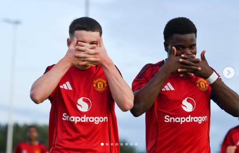 Cậu cả nhà Rooney bắt trước màn ăn mừng của Viktor Gyokeres. Cau ca nha Rooney bat truoc man an mung cua Viktor Gyokeres.