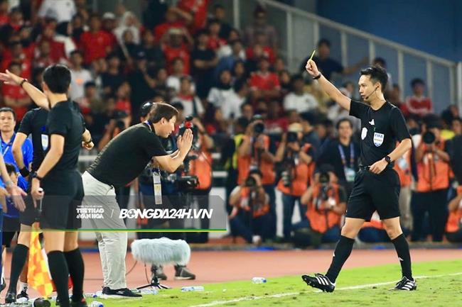 CĐV chế "meme' sau màn vái trọng tài của HLV Kim Sang Sik