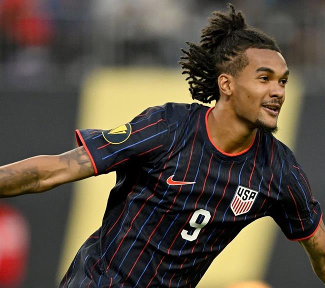 Tiểu sử tiền đạo Damion Downs của Southampton