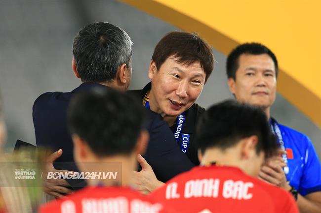 HLV Kim Sang Sik dùng mỹ phẩm để kết nối cầu thủ Việt