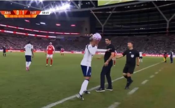 Mikel Arteta bị chỉ trích vì va chạm với Pedro Porro. Mikel Arteta bi chi trich vi va cham voi Pedro Porro.