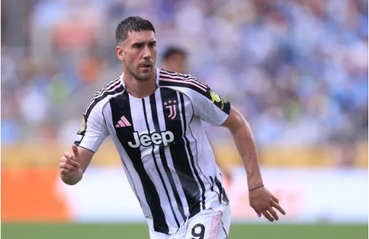 MU duoc khuyen chieu mo Dusan Vlahovic o He 2025.