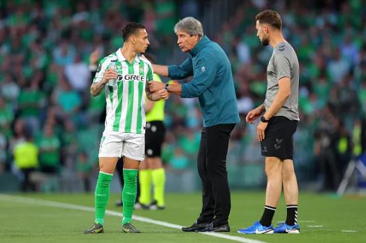 Antony muon ky hop dong voi Real Betis o He 2025.