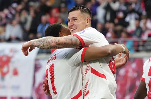 MU nghi ra cach vuot mat Newcastle vu Benjamin Sesko.