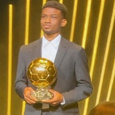 Sao MU đăng ảnh nhận Ballon d’Or trên mạng xã hội 1 Sao MU đăng ảnh nhận Ballon d’Or trên mạng xã hội 1
