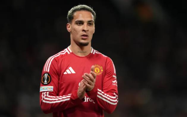 Benfica gia nhap cuoc dua gianh Antony.