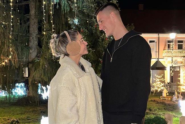 Bạn gái hơn tuổi theo chân Benjamin Sesko sang Anh