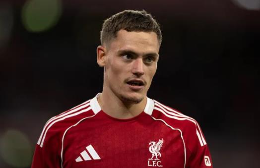 Florian Wirtz cập bến Liverpool ở Hè 2025. Florian Wirtz cap ben Liverpool o He 2025.