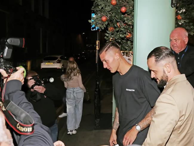 Benjamin Sesko thưởng thức ẩm thực tại Manchester sau khi đến MU