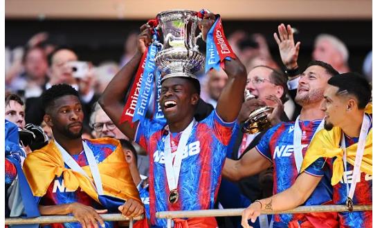 Chelsea dua ra quyet dinh vu chieu mo Marc Guehi.