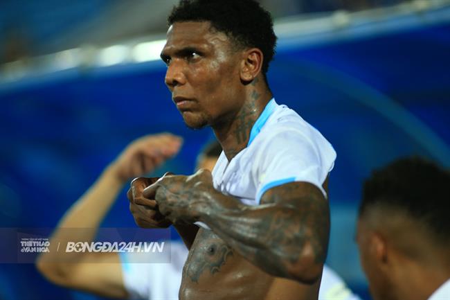 Tiền đạo “mất tích” ghi bàn danh dự cho Nam Định trước Gamba Osaka