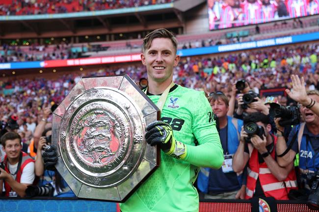 Dean Henderson đãi fan Crystal Palace một chầu bia sau trận thắng Liverpool 1