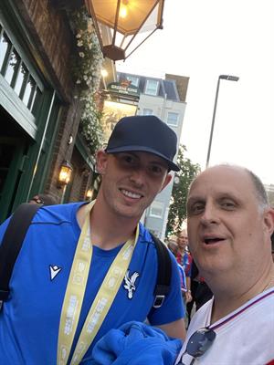 Dean Henderson đãi fan Crystal Palace một chầu bia sau trận thắng Liverpool 2