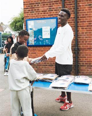 Bukayo Saka tặng hơn 1000 bộ đồng phục cho học sinh tại quê nhà 1 Bukayo Saka tặng hơn 1000 bộ đồng phục cho học sinh tại quê nhà 1