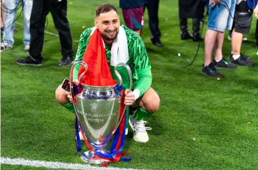 Gianluigi Donnarumma mang tin buon den cho MU.
