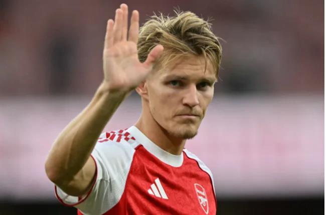 Darren Bent len tieng canh bao Martin Odegaard.