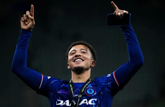 Sancho khoac ao Chelsea theo dang cho muon o mua giai 2024/26.