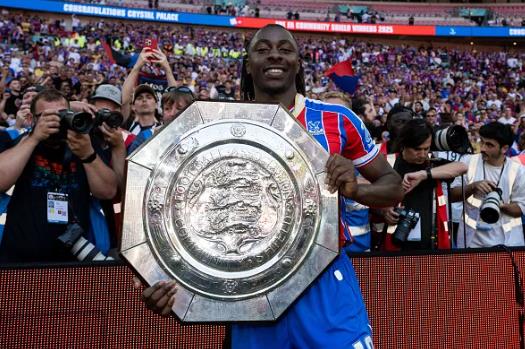 Eberechi Eze được cả Arsenal và Tottenham quan tâm. Eberechi Eze duoc ca Arsenal va Tottenham quan tam.