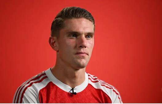 Tony Adams muon Arsenal chieu mo Ollie Watkins thay vi Viktor Gyokeres.