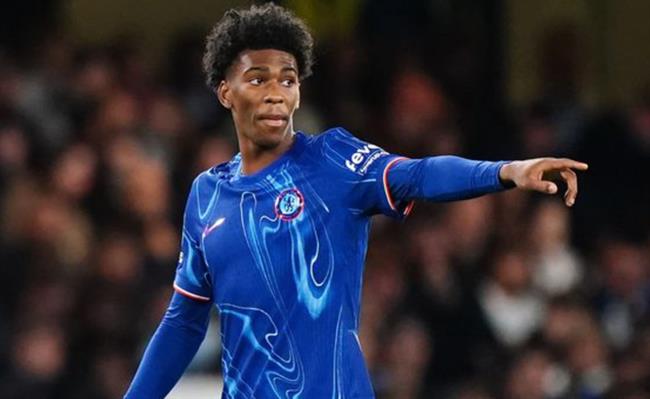 Bournemouth muon co Josh Acheampong cua Chelsea.