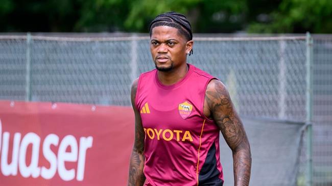 Tân binh chấn thương ngay buổi tập đầu tiên cùng AS Roma 1