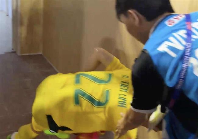 Tiến Linh trượt chân khi ký tặng người hâm mộ