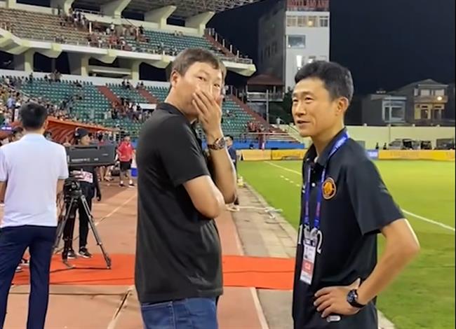 HLV Kim Sang Sik động viên trợ lý cũ sau trận thua đậm tại V.League 