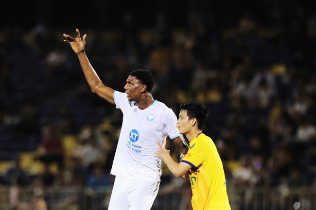 Bí quyết khóa chặt tiền đạo cao 2m06 của Nam Định