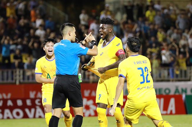 Trọng tài V.League gây tranh cãi ở trận đấu không có VAR