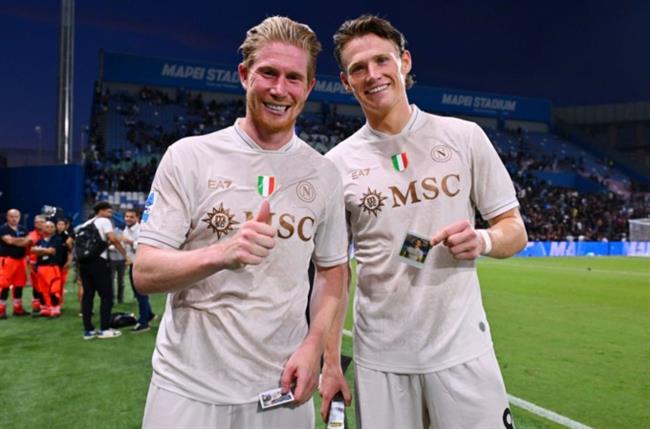 De Bruyne vs McTominay cùng hòa giọng trong thắng lợi của Napoli