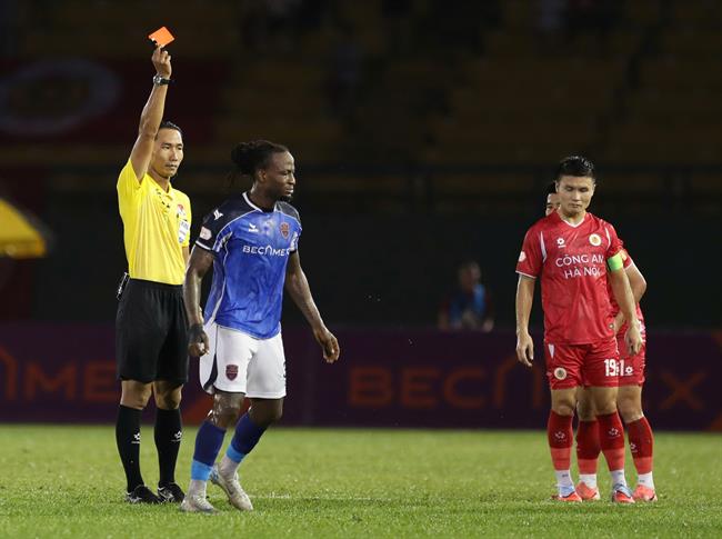 HLV Nguyễn Anh Đức không hài lòng cách trọng tài rút thẻ đỏ