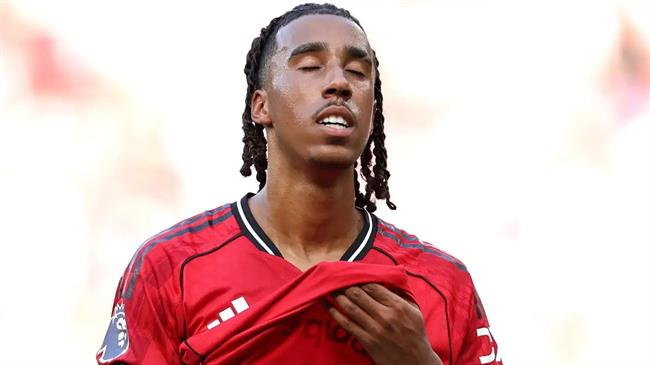 Thống kê gây sốc về Leny Yoro phơi bày sự sa sút khó tin của MU