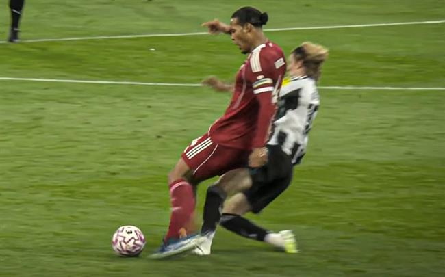 Anthony Gordon bị Shearer chỉ trích sau tấm thẻ đỏ trước Liverpool