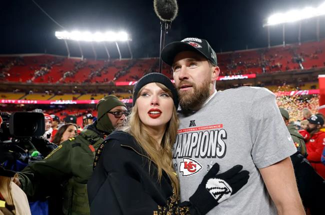 Ronaldo được NHM gọi tên sau tin đính hôn của Taylor Swift